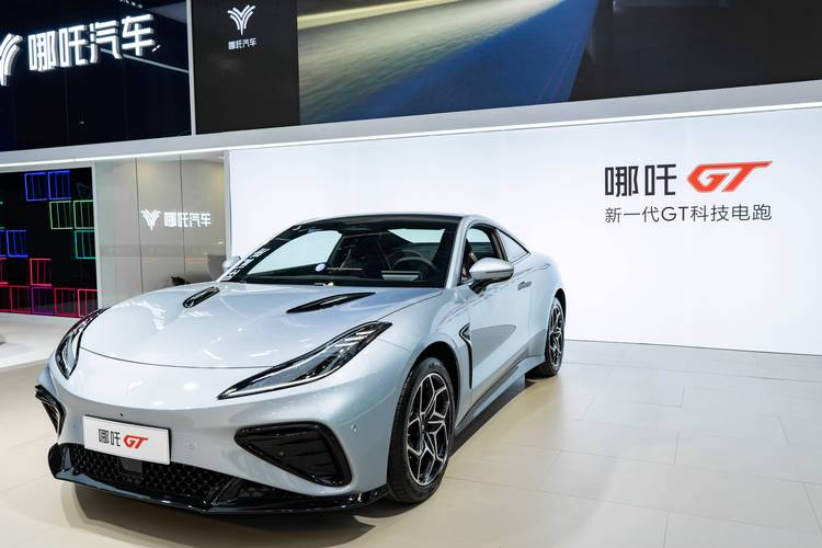 佛山289哪吒汽车在智能汽车领域的表现，领途汽车在新能源汽车市场中的影响力